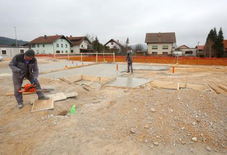 GRADNJA DOMA ZAŠČITE IN REŠEVANJA Z MEDGENERACIJSKIM CENTROM RAKEK 14 FOTO LJUBO VUKELIČ